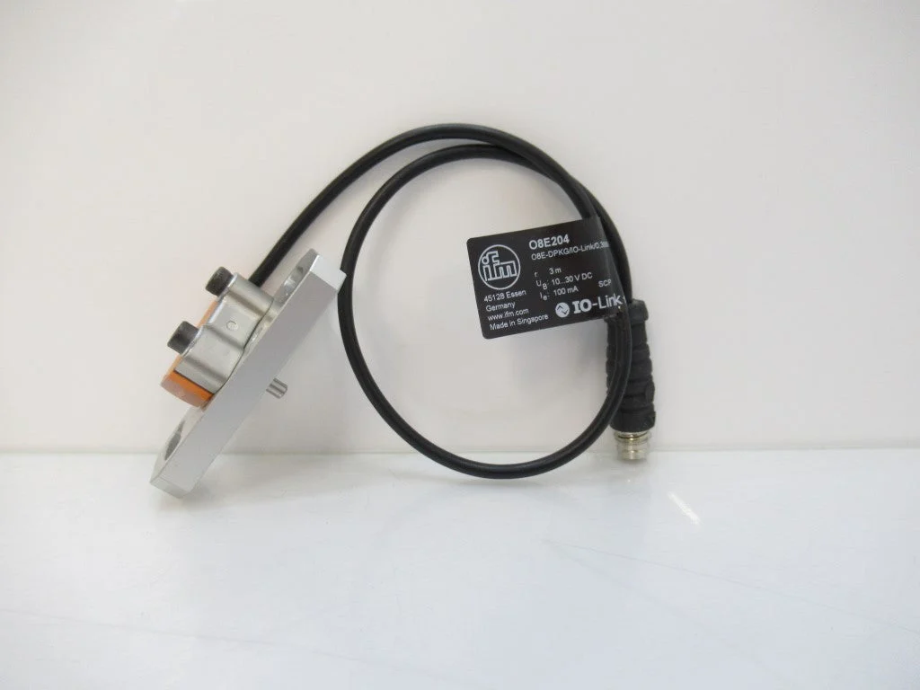 O8E204 Ifm Through-Beam Sensor Receiver PNP, Red Light With Support
